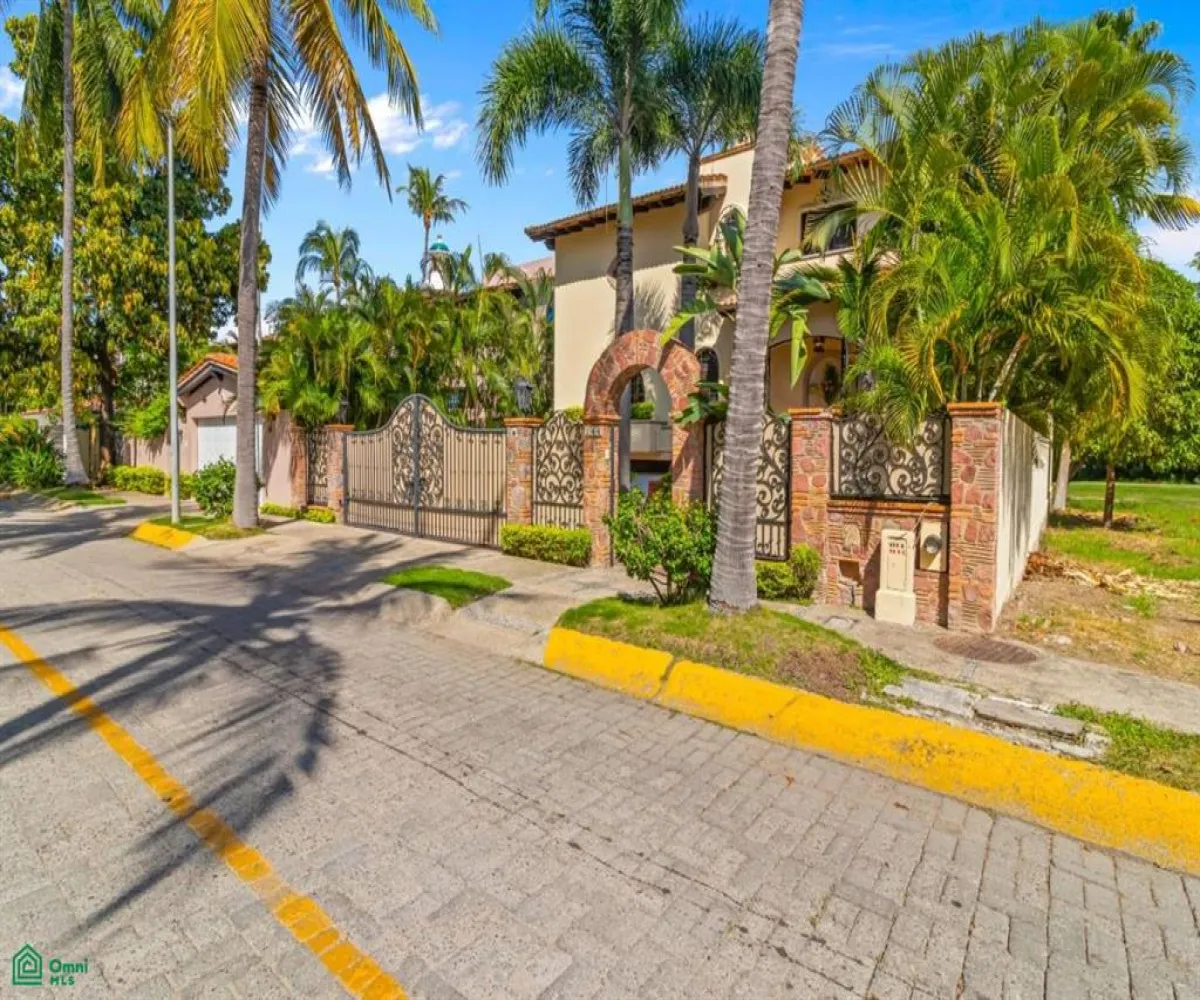 Casa En Venta,Marina Vallarta,Calle Gaviotas 144, Puerto Vallarta, Jalisco 48354, 5 Habitaciones,5 Baños,Calle Gaviotas,MX251061939