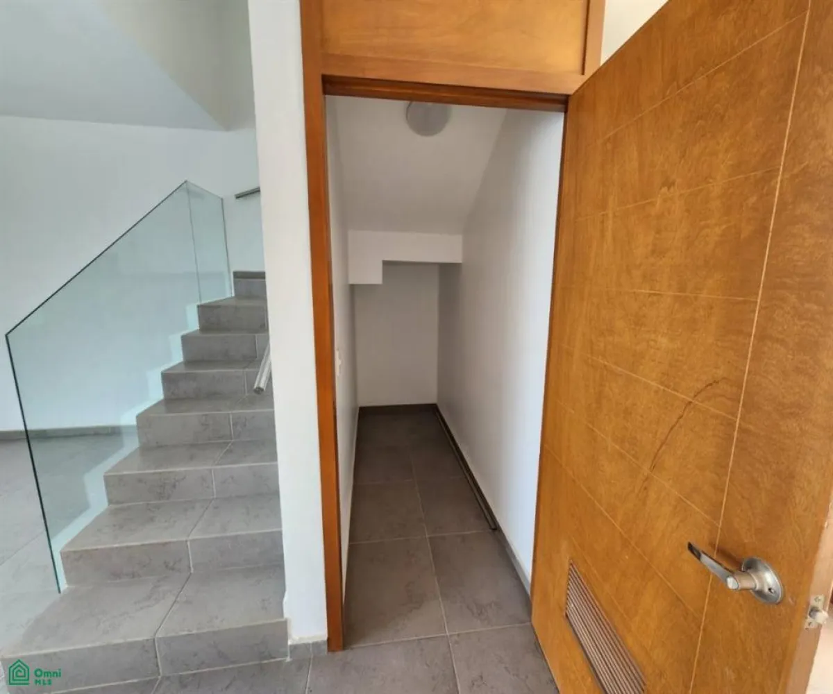 Casa En Venta,Santillana Parque Residencial,boulevard leon 110, Zapopan, Jalisco 45019, 3 Habitaciones,2 Baños,boulevard leon,2,MX251063933