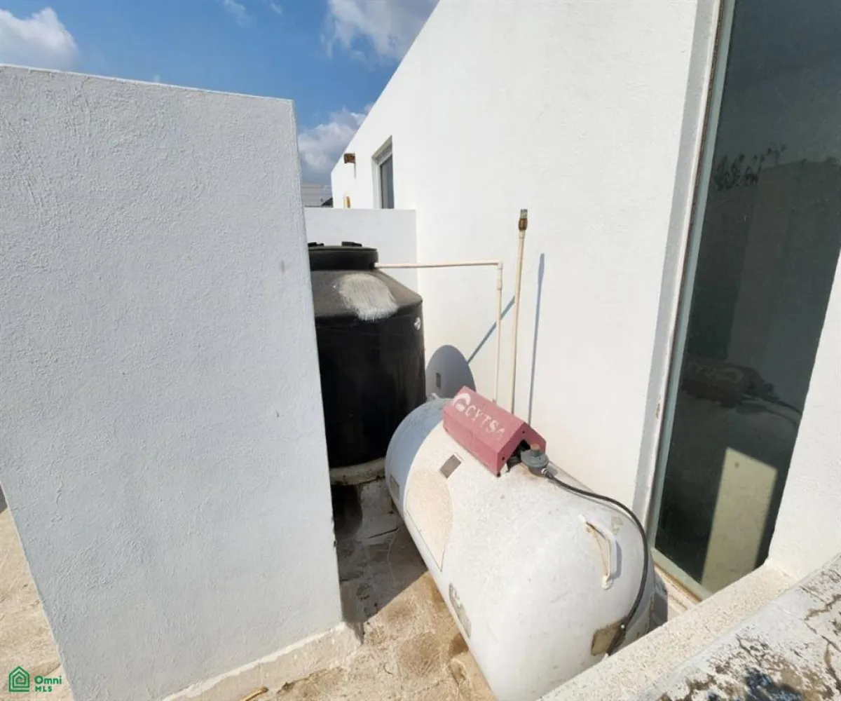 Casa En Venta,Santillana Parque Residencial,boulevard leon 110, Zapopan, Jalisco 45019, 3 Habitaciones,2 Baños,boulevard leon,2,MX251063933