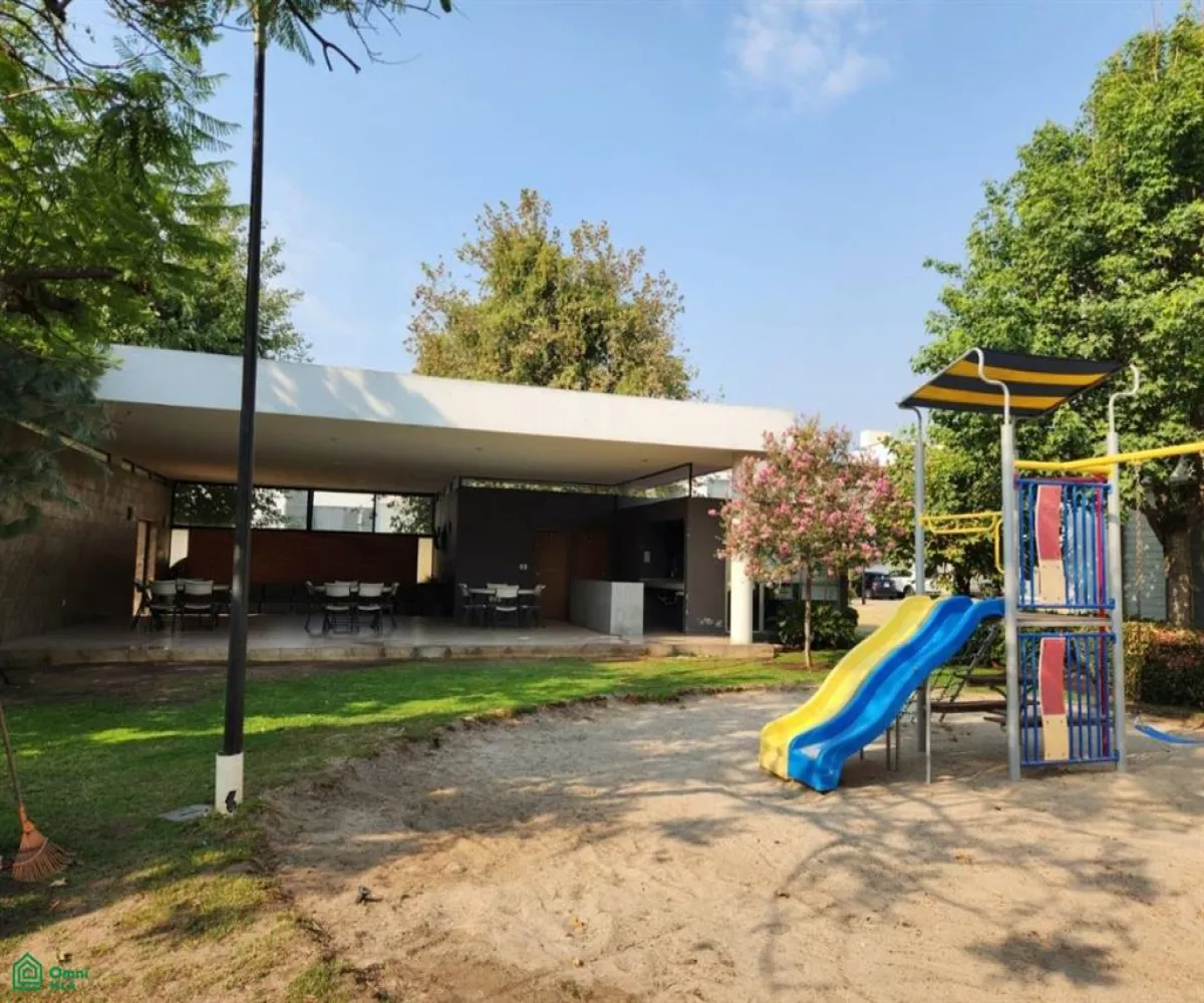 Casa En Venta,Santillana Parque Residencial,boulevard leon 110, Zapopan, Jalisco 45019, 3 Habitaciones,2 Baños,boulevard leon,2,MX251063933