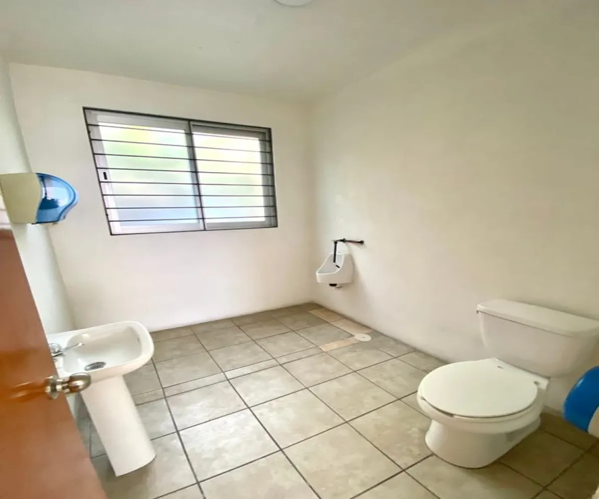 Casa En Venta,Ladron De Guevara,Avenida Miguel Hidalgo y Costilla 1975, Guadalajara, Jalisco 44600, 10 Habitaciones,4 Baños,Avenida Miguel Hidalgo y Costilla,3,pVmsCJK