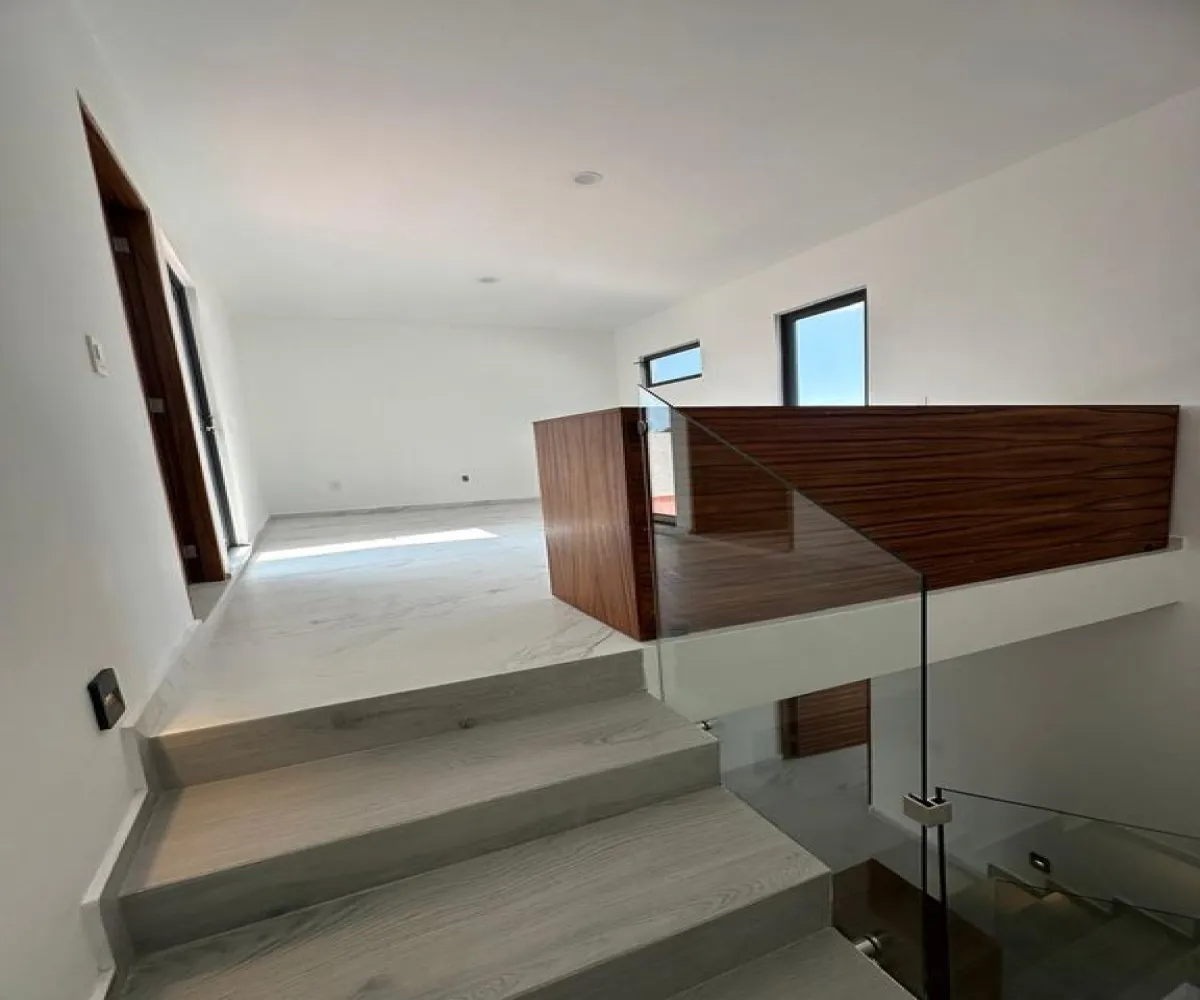 Casa En Venta,Avenida Vuelo de las Grullas 300, Tlajomulco de Zúñiga, Jalisco 45645, 4 Habitaciones,5 Baños,Avenida Vuelo de las Grullas,1,pz9ahhm