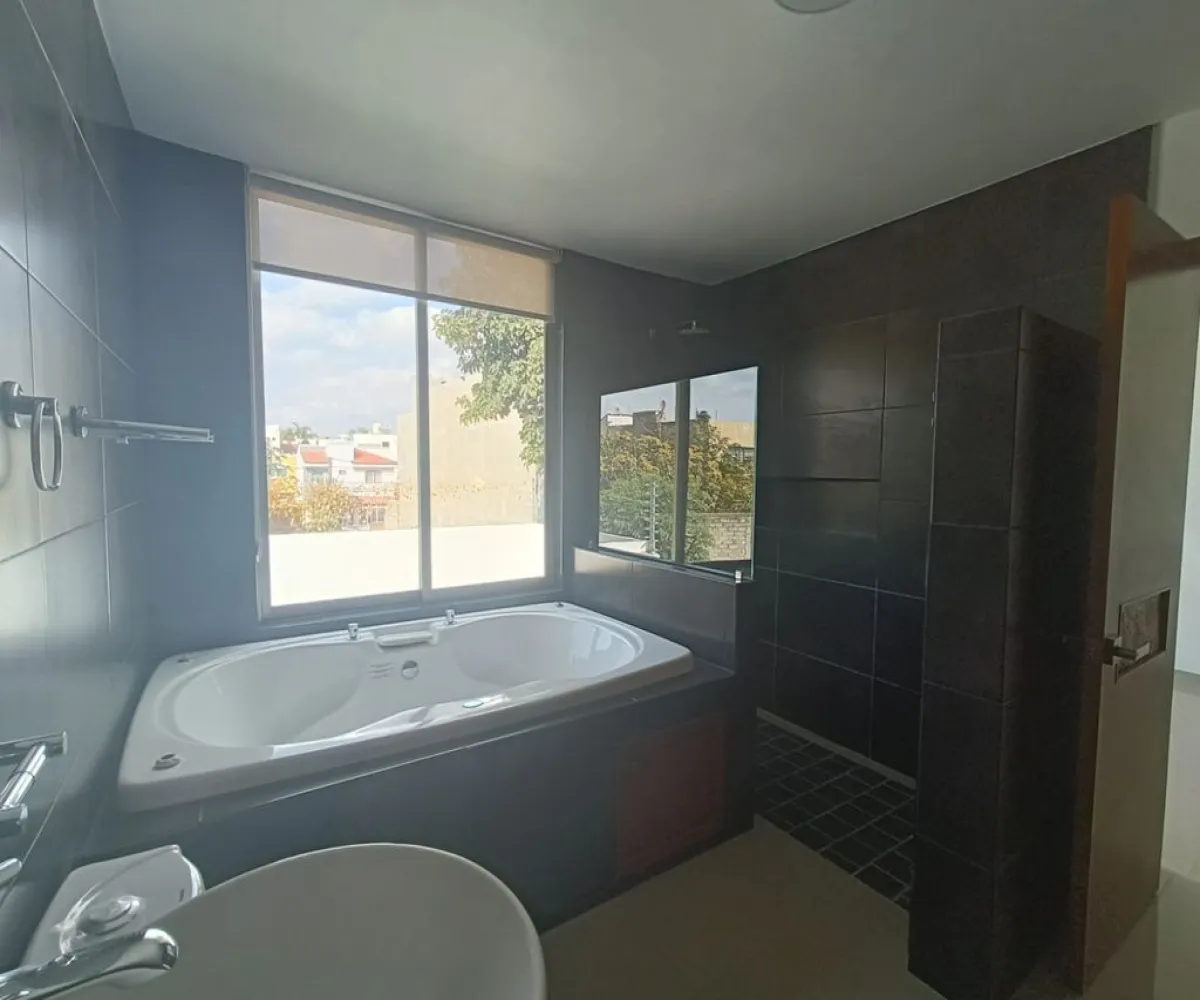 Casa En Venta,Jardines de Guadalupe,Calle Santo Tomás de Aquino 4840, Zapopan, Jalisco 45038, 4 Habitaciones,4 Baños,Calle Santo Tomás de Aquino,1,pAaye5i