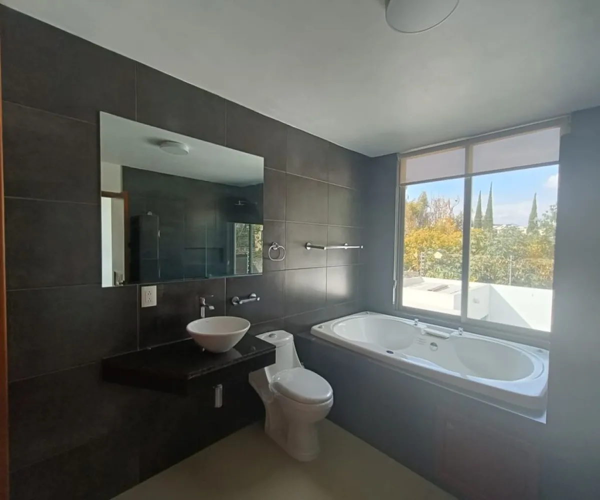 Casa En Venta,Jardines de Guadalupe,Calle Santo Tomás de Aquino 4840, Zapopan, Jalisco 45038, 4 Habitaciones,4 Baños,Calle Santo Tomás de Aquino,1,pAaye5i