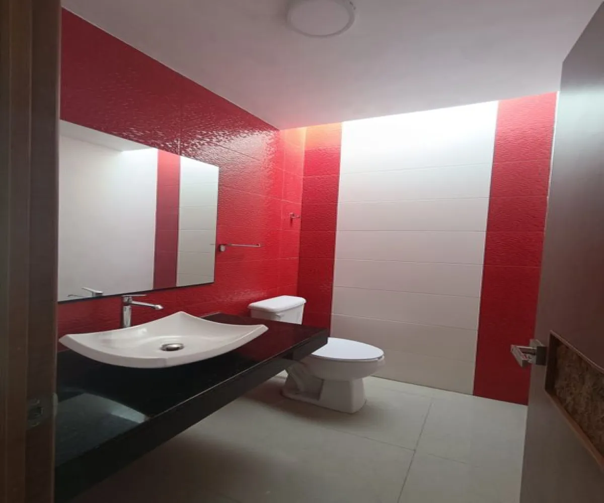 Casa En Venta,Jardines de Guadalupe,Calle Santo Tomás de Aquino 4840, Zapopan, Jalisco 45038, 4 Habitaciones,4 Baños,Calle Santo Tomás de Aquino,1,pAaye5i