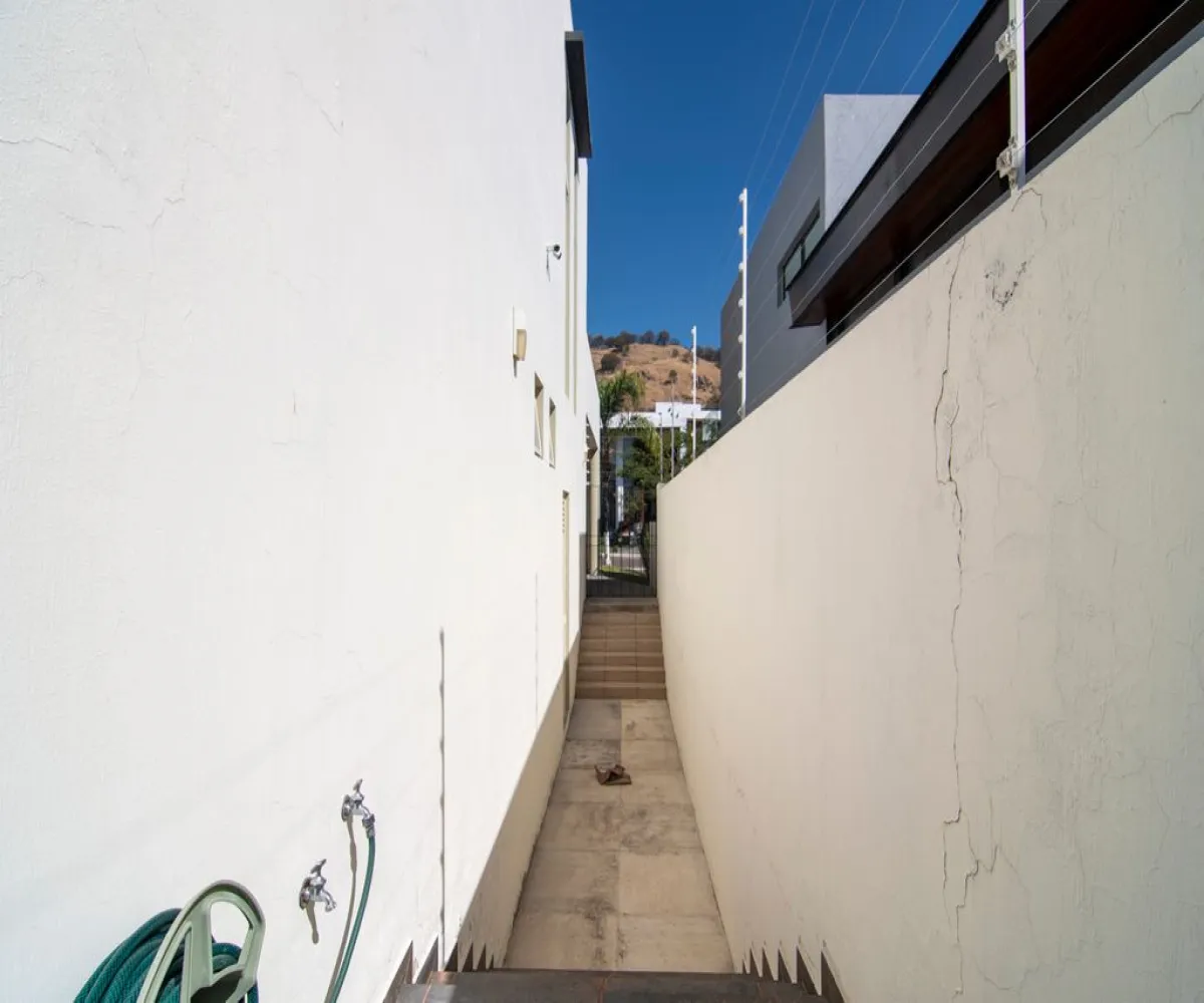 Casa En Venta,Paseo de Las Aves y Jardines de San Sebastián,Rinconada Santa Anita S/N, Tlajomulco de Zúñiga, Jalisco 45650, 1 Cuarto,1 Baño,Rinconada Santa Anita,1,pQ6ZyVZ