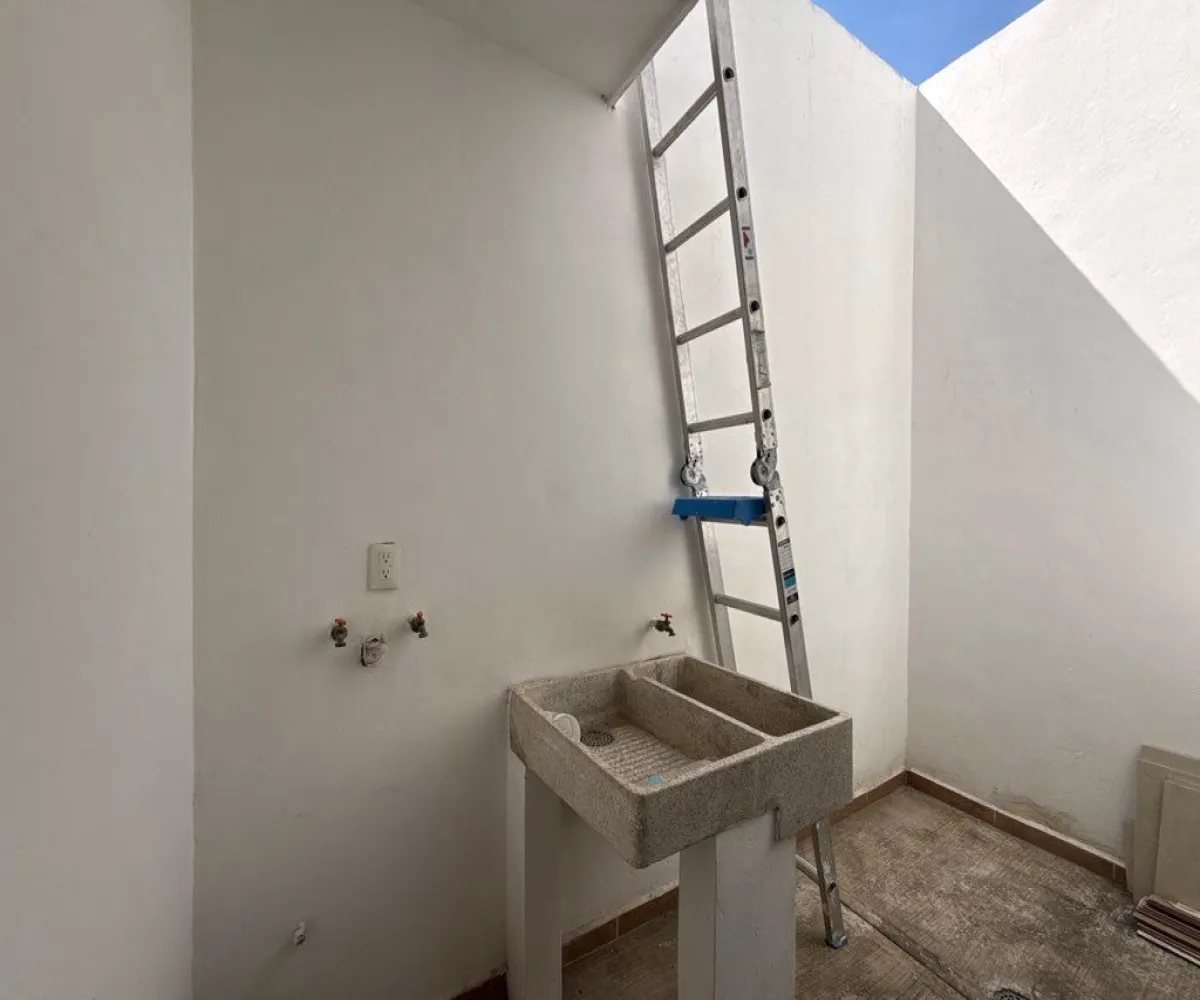 Casa En Venta,Casa Fuerte,Avenida Casa Fuerte 83 20, Tlajomulco de Zúñiga, Jalisco 45645, 3 Habitaciones,2 Baños,Avenida Casa Fuerte,2,pRHVX50