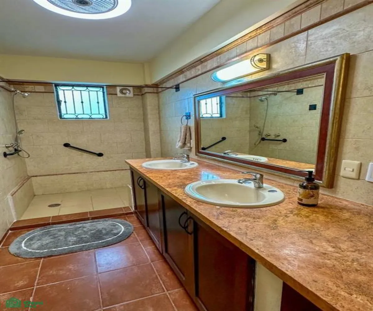 Departamento En Venta,5 de Diciembre,Andador Jamaica 1075, Puerto Vallarta, Jalisco 48350, 2 Habitaciones,2 Baños,Andador Jamaica,MX251073758