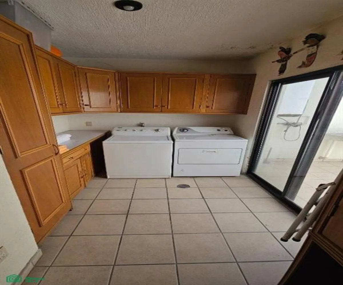 Casa En Venta,Villa Universitaria,Paseo de los Robles 4310, Zapopan, Jalisco 45110, 4 Habitaciones,5 Baños,Paseo de los Robles,3,MX261086569