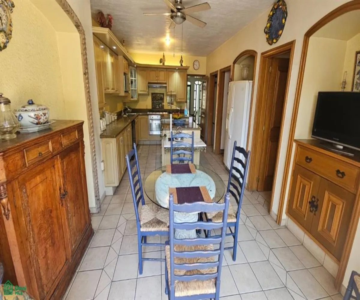 Casa En Venta,Villa Universitaria,Paseo de los Robles 4310, Zapopan, Jalisco 45110, 4 Habitaciones,5 Baños,Paseo de los Robles,3,MX261086569