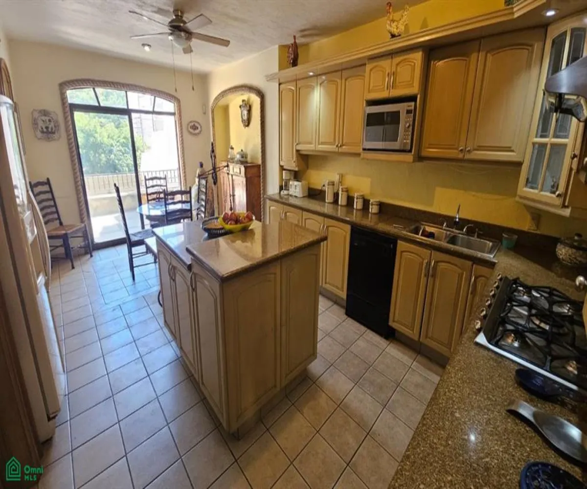 Casa En Venta,Villa Universitaria,Paseo de los Robles 4310, Zapopan, Jalisco 45110, 4 Habitaciones,5 Baños,Paseo de los Robles,3,MX261086569