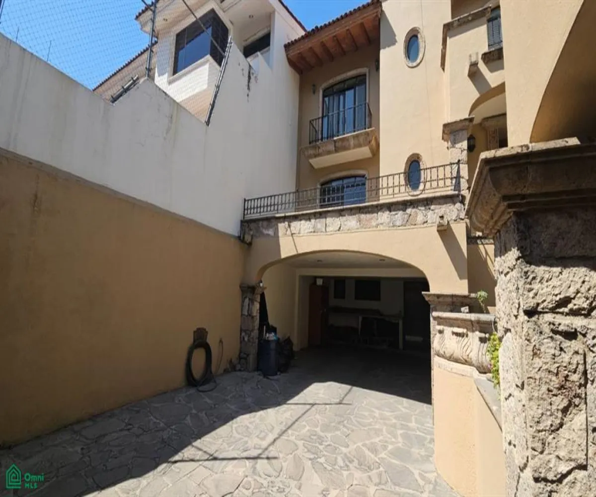 Casa En Venta,Villa Universitaria,Paseo de los Robles 4310, Zapopan, Jalisco 45110, 4 Habitaciones,5 Baños,Paseo de los Robles,3,MX261086569