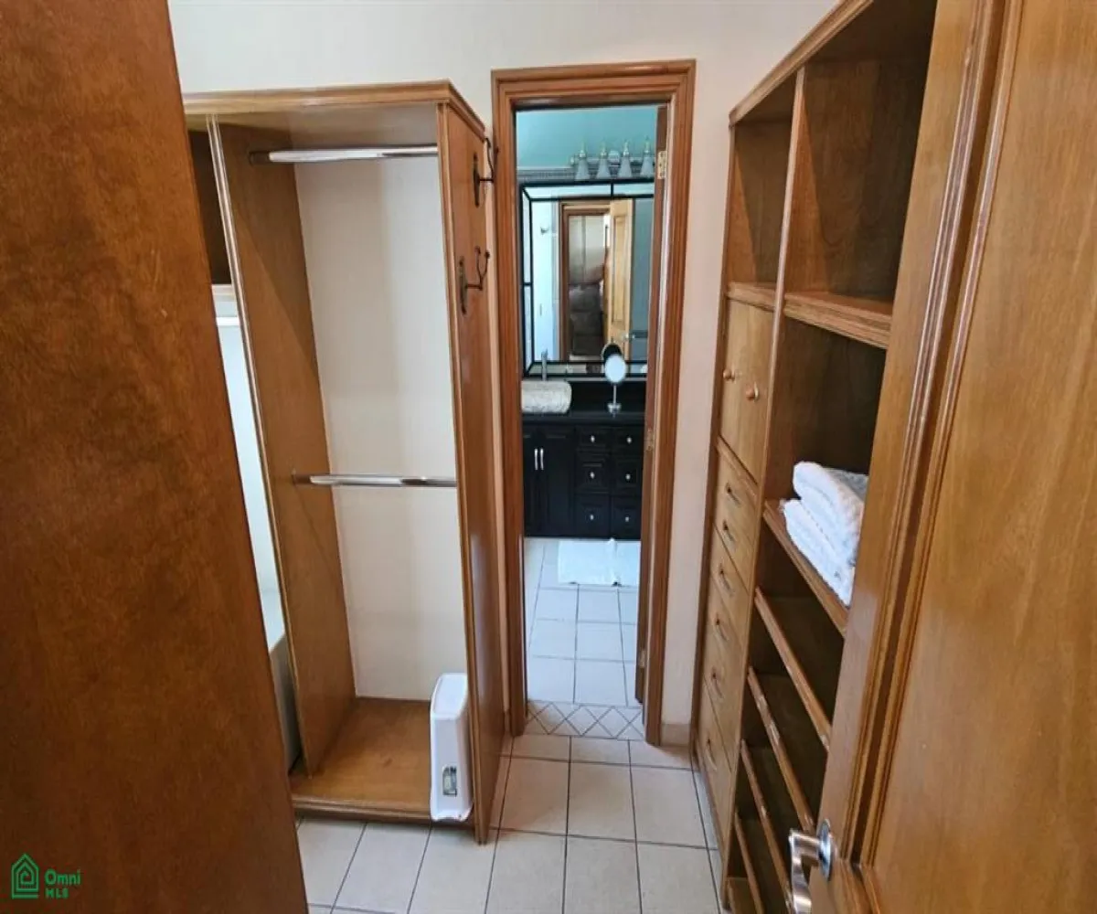 Casa En Venta,Villa Universitaria,Paseo de los Robles 4310, Zapopan, Jalisco 45110, 4 Habitaciones,5 Baños,Paseo de los Robles,3,MX261086569