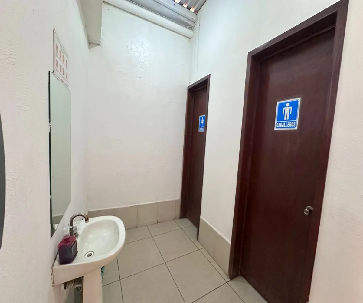 Local En Venta,Las Juntas,Calle Juan de la Barrera 5257, San Pedro Tlaquepaque, Jalisco 45595,4 Baños,Calle Juan de la Barrera,1,pqalAU2