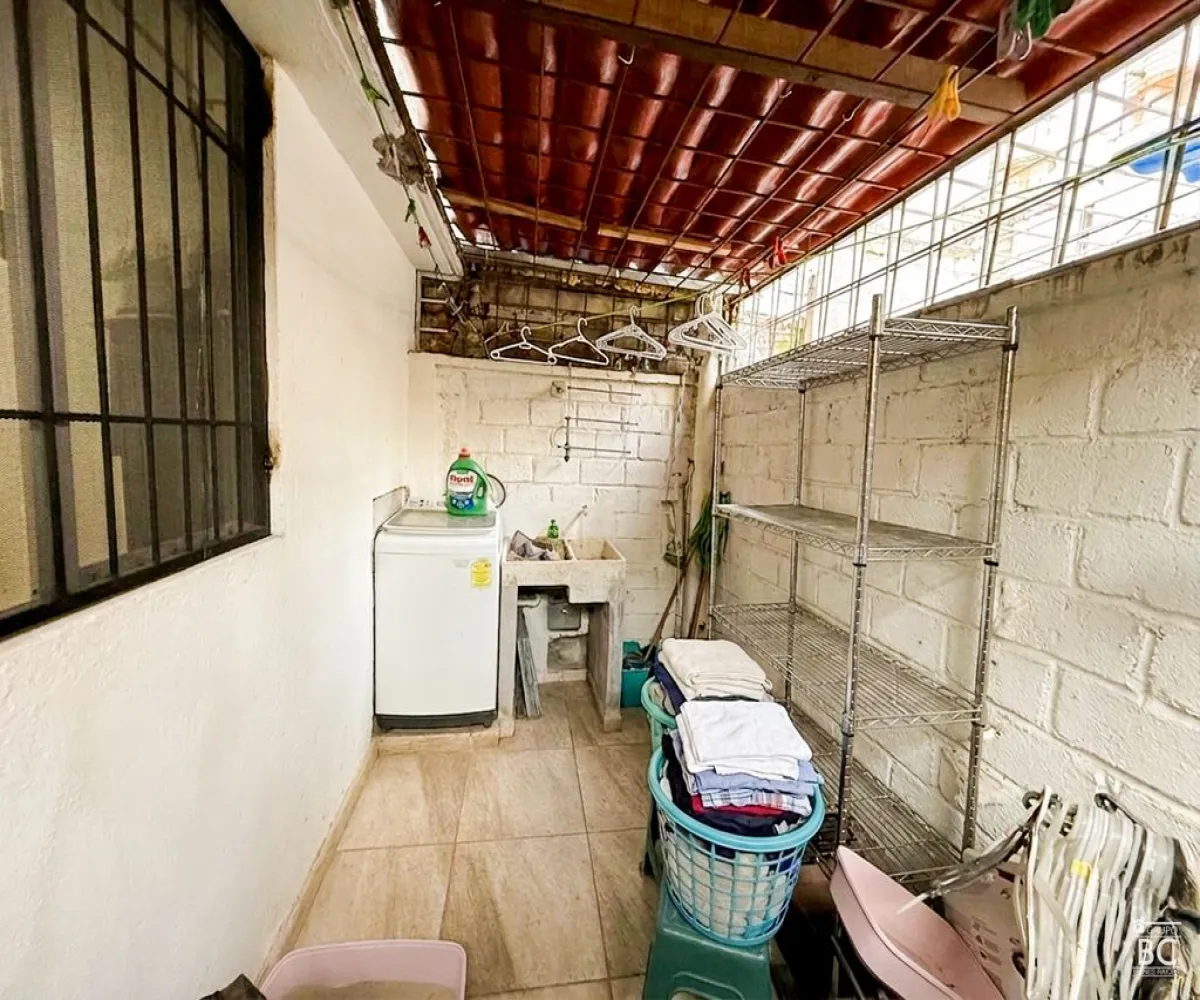 Casa En Venta,Jardines del Valle,Avenida del Valle 32, Zapopan, Jalisco 45138, 3 Habitaciones,1 Baño,Avenida del Valle,2,p96eGoK